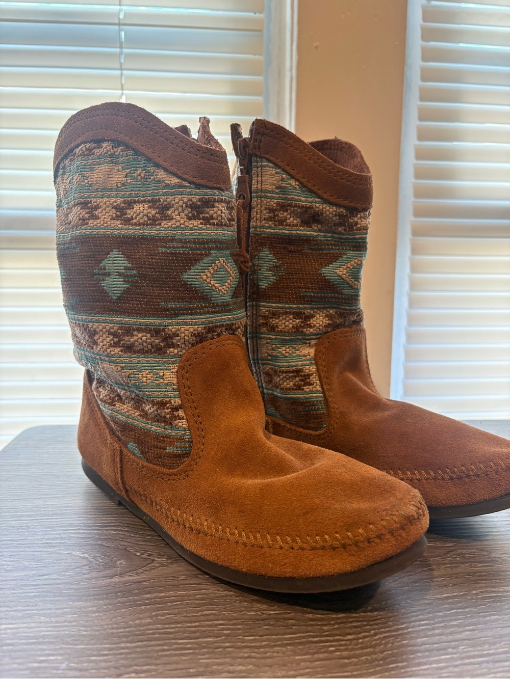 Minnetonka Women's Baja Moccasin Boots Size 9 Brown Suede Southwestern Tribal